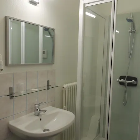 Le Gue De Genes Otel 2*